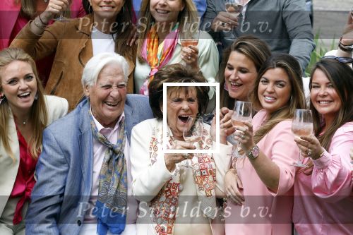 Nuland 13 juni 2022
Presentatie Toos wijn vernoemd naar Toos v d Valk . Bijna de hele familie is aan wezig in de tuin van het familie huis.
