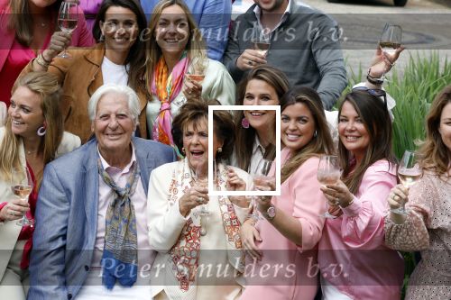 Nuland 13 juni 2022
Presentatie Toos wijn vernoemd naar Toos v d Valk . Bijna de hele familie is aan wezig in de tuin van het familie huis.