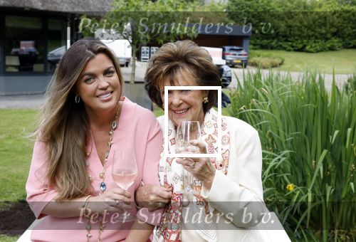 Nuland 13 juni 2022
Presentatie Toos wijn vernoemd naar Toos v d Valk . Bijna de hele familie is aan wezig in de tuin van het familie huis.