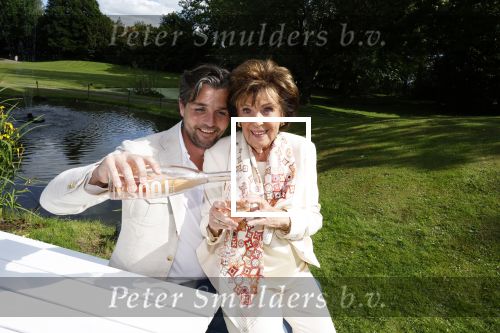 Nuland 13 juni 2022
Presentatie Toos wijn vernoemd naar Toos v d Valk . Bijna de hele familie is aan wezig in de tuin van het familie huis.