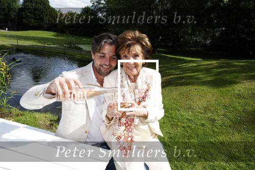 Nuland 13 juni 2022
Presentatie Toos wijn vernoemd naar Toos v d Valk . Bijna de hele familie is aan wezig in de tuin van het familie huis.