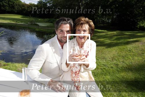 Nuland 13 juni 2022
Presentatie Toos wijn vernoemd naar Toos v d Valk . Bijna de hele familie is aan wezig in de tuin van het familie huis.