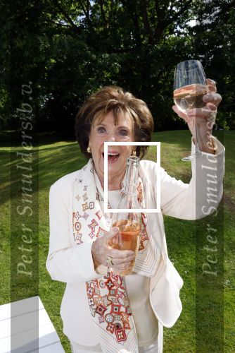 Nuland 13 juni 2022
Presentatie Toos wijn vernoemd naar Toos v d Valk . Bijna de hele familie is aan wezig in de tuin van het familie huis.
