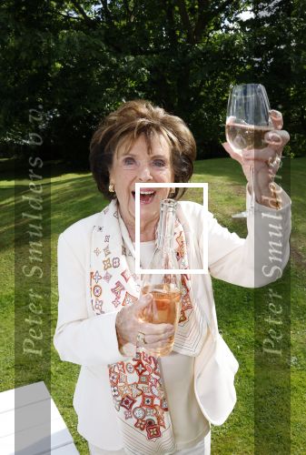 Nuland 13 juni 2022
Presentatie Toos wijn vernoemd naar Toos v d Valk . Bijna de hele familie is aan wezig in de tuin van het familie huis.