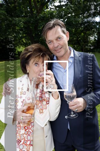 Nuland 13 juni 2022
Presentatie Toos wijn vernoemd naar Toos v d Valk . Bijna de hele familie is aan wezig in de tuin van het familie huis.