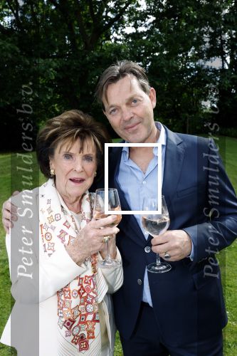 Nuland 13 juni 2022
Presentatie Toos wijn vernoemd naar Toos v d Valk . Bijna de hele familie is aan wezig in de tuin van het familie huis.