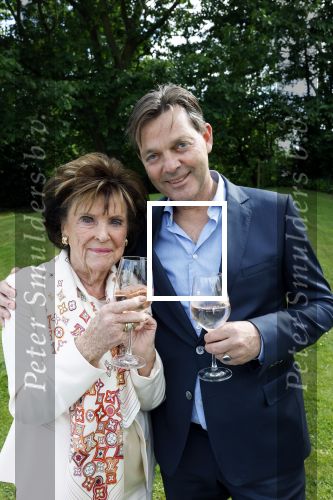 Nuland 13 juni 2022
Presentatie Toos wijn vernoemd naar Toos v d Valk . Bijna de hele familie is aan wezig in de tuin van het familie huis.