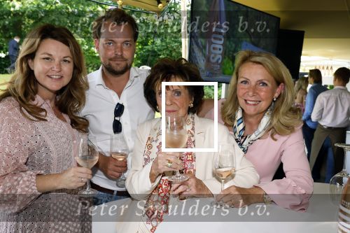 Nuland 13 juni 2022
Presentatie Toos wijn vernoemd naar Toos v d Valk . Bijna de hele familie is aan wezig in de tuin van het familie huis.