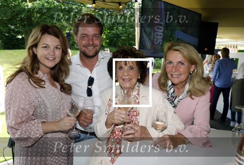 Nuland 13 juni 2022
Presentatie Toos wijn vernoemd naar Toos v d Valk . Bijna de hele familie is aan wezig in de tuin van het familie huis.