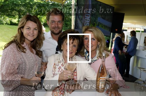 Nuland 13 juni 2022
Presentatie Toos wijn vernoemd naar Toos v d Valk . Bijna de hele familie is aan wezig in de tuin van het familie huis.