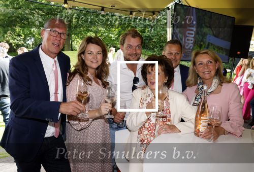 Nuland 13 juni 2022
Presentatie Toos wijn vernoemd naar Toos v d Valk . Bijna de hele familie is aan wezig in de tuin van het familie huis.