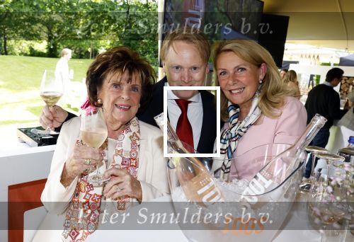 Nuland 13 juni 2022
Presentatie Toos wijn vernoemd naar Toos v d Valk . Bijna de hele familie is aan wezig in de tuin van het familie huis.