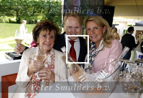Nuland 13 juni 2022
Presentatie Toos wijn vernoemd naar Toos v d Valk . Bijna de hele familie is aan wezig in de tuin van het familie huis.