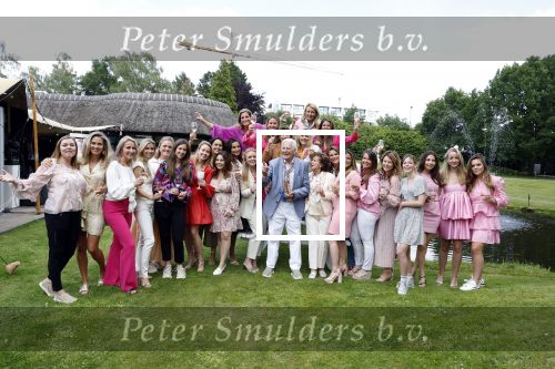 Nuland 13 juni 2022
Presentatie Toos wijn vernoemd naar Toos v d Valk . Bijna de hele familie is aan wezig in de tuin van het familie huis.