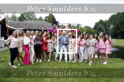 Nuland 13 juni 2022
Presentatie Toos wijn vernoemd naar Toos v d Valk . Bijna de hele familie is aan wezig in de tuin van het familie huis.