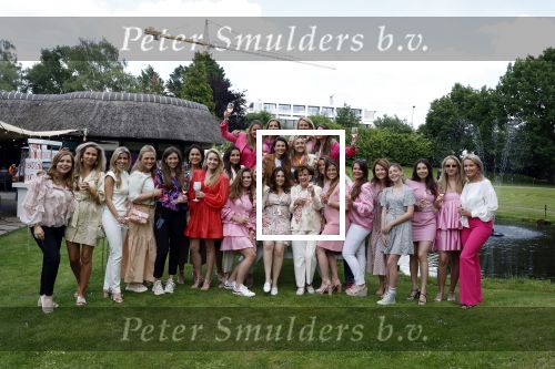 Nuland 13 juni 2022
Presentatie Toos wijn vernoemd naar Toos v d Valk . Bijna de hele familie is aan wezig in de tuin van het familie huis.