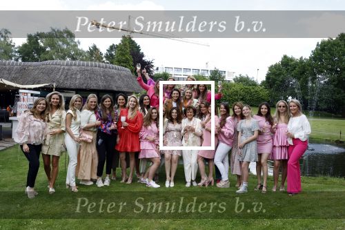 Nuland 13 juni 2022
Presentatie Toos wijn vernoemd naar Toos v d Valk . Bijna de hele familie is aan wezig in de tuin van het familie huis.