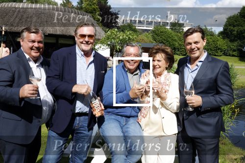 Nuland 13 juni 2022
Presentatie Toos wijn vernoemd naar Toos v d Valk . Bijna de hele familie is aan wezig in de tuin van het familie huis. Toos v d Valk met zoons