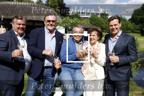 Nuland 13 juni 2022
Presentatie Toos wijn vernoemd naar Toos v d Valk . Bijna de hele familie is aan wezig in de tuin van het familie huis. Toos v d Valk met zoons