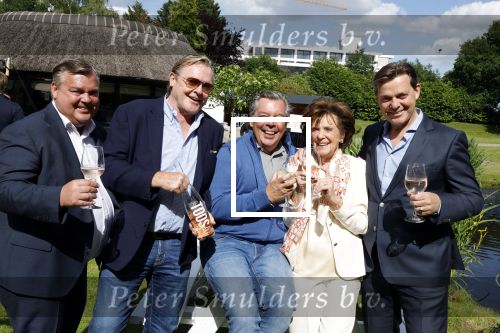 Nuland 13 juni 2022
Presentatie Toos wijn vernoemd naar Toos v d Valk . Bijna de hele familie is aan wezig in de tuin van het familie huis. Toos v d Valk met zoons