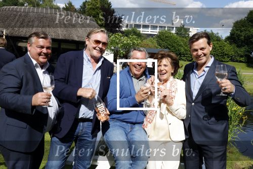 Nuland 13 juni 2022
Presentatie Toos wijn vernoemd naar Toos v d Valk . Bijna de hele familie is aan wezig in de tuin van het familie huis. Toos v d Valk met zoons