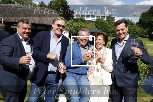 Nuland 13 juni 2022
Presentatie Toos wijn vernoemd naar Toos v d Valk . Bijna de hele familie is aan wezig in de tuin van het familie huis. Toos v d Valk met zoons