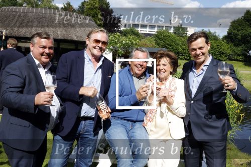 Nuland 13 juni 2022
Presentatie Toos wijn vernoemd naar Toos v d Valk . Bijna de hele familie is aan wezig in de tuin van het familie huis. Toos v d Valk met zoons
