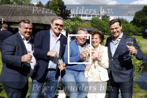 Nuland 13 juni 2022
Presentatie Toos wijn vernoemd naar Toos v d Valk . Bijna de hele familie is aan wezig in de tuin van het familie huis. Toos v d Valk met zoons