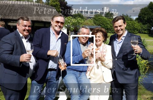 Nuland 13 juni 2022
Presentatie Toos wijn vernoemd naar Toos v d Valk . Bijna de hele familie is aan wezig in de tuin van het familie huis. Toos v d Valk met zoons