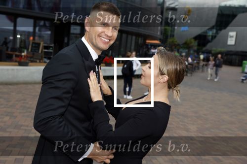 Amsterdam 25 juni 2022
Het damdiner tbv het aidsfonds wordt voor de 30e keer georganiseerd . Het vind dit jaar plaats in AFAS Live. Victoria Koblenko met haar man Levchenko