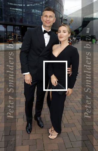 Amsterdam 25 juni 2022
Het damdiner tbv het aidsfonds wordt voor de 30e keer georganiseerd . Het vind dit jaar plaats in AFAS Live. Victoria Koblenko met haar man Levchenko