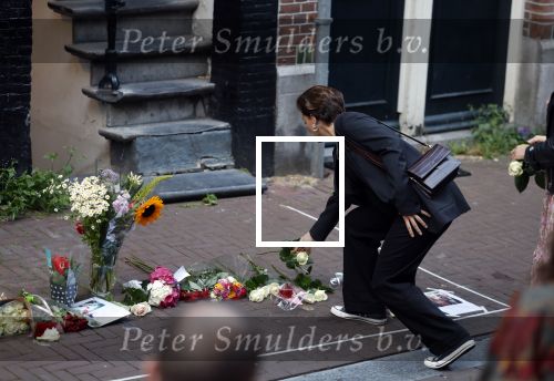 Amsterdam 6 juli 2022
Precies 1 jaar geleden werd op deze plek Peter R de Vries neergeschoten. De redaktie en presentatoren van RTL Boulevard leggen een witte roos neer . OA aanwezig Georgette Schlick Peter v d Vorst Sven Sauve Marieke Elsinga Vivienne v d Assem Aran Bade Jeroen Kijk in de Vegte Arno Kantelberg Eveline Stallaart Clarice Stenger Leon de Ruyter Dries Roelvink en Tim Oliehoek .