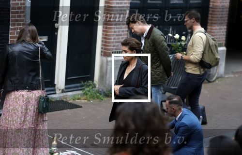 Amsterdam 6 juli 2022
Precies 1 jaar geleden werd op deze plek Peter R de Vries neergeschoten. De redaktie en presentatoren van RTL Boulevard leggen een witte roos neer . OA aanwezig Georgette Schlick Peter v d Vorst Sven Sauve Marieke Elsinga Vivienne v d Assem Aran Bade Jeroen Kijk in de Vegte Arno Kantelberg Eveline Stallaart Clarice Stenger Leon de Ruyter Dries Roelvink en Tim Oliehoek .