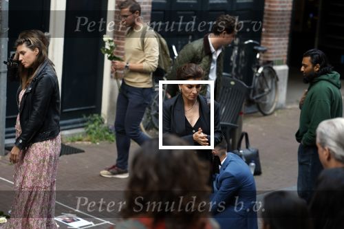 Amsterdam 6 juli 2022
Precies 1 jaar geleden werd op deze plek Peter R de Vries neergeschoten. De redaktie en presentatoren van RTL Boulevard leggen een witte roos neer . OA aanwezig Georgette Schlick Peter v d Vorst Sven Sauve Marieke Elsinga Vivienne v d Assem Aran Bade Jeroen Kijk in de Vegte Arno Kantelberg Eveline Stallaart Clarice Stenger Leon de Ruyter Dries Roelvink en Tim Oliehoek .