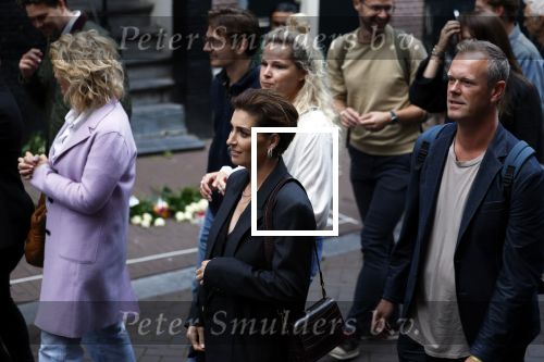 Amsterdam 6 juli 2022
Precies 1 jaar geleden werd op deze plek Peter R de Vries neergeschoten. De redaktie en presentatoren van RTL Boulevard leggen een witte roos neer . OA aanwezig Georgette Schlick Peter v d Vorst Sven Sauve Marieke Elsinga Vivienne v d Assem Aran Bade Jeroen Kijk in de Vegte Arno Kantelberg Eveline Stallaart Clarice Stenger Leon de Ruyter Dries Roelvink en Tim Oliehoek .