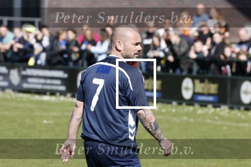 Utrecht 27 maart 2022
Bij voetbalclub DHSC in Utrecht wordt een dag georganiseerd waar geld opgehaald wordt voor Ukraine. Wesley Sneijder Mart Hoogkamer Evgeniy Levchenko Djarno Hofland Juvat Westendorp Koen Weijland Noa Zeeuw Glenn Helder ea spelen oa mee.