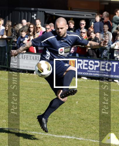 Utrecht 27 maart 2022
Bij voetbalclub DHSC in Utrecht wordt een dag georganiseerd waar geld opgehaald wordt voor Ukraine. Wesley Sneijder Mart Hoogkamer Evgeniy Levchenko Djarno Hofland Juvat Westendorp Koen Weijland Noa Zeeuw Glenn Helder ea spelen oa mee.