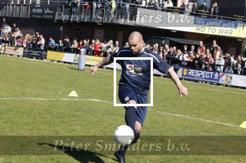 Utrecht 27 maart 2022
Bij voetbalclub DHSC in Utrecht wordt een dag georganiseerd waar geld opgehaald wordt voor Ukraine. Wesley Sneijder Mart Hoogkamer Evgeniy Levchenko Djarno Hofland Juvat Westendorp Koen Weijland Noa Zeeuw Glenn Helder ea spelen oa mee.