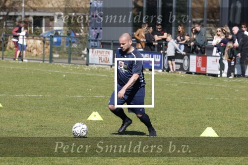Utrecht 27 maart 2022
Bij voetbalclub DHSC in Utrecht wordt een dag georganiseerd waar geld opgehaald wordt voor Ukraine. Wesley Sneijder Mart Hoogkamer Evgeniy Levchenko Djarno Hofland Juvat Westendorp Koen Weijland Noa Zeeuw Glenn Helder ea spelen oa mee.