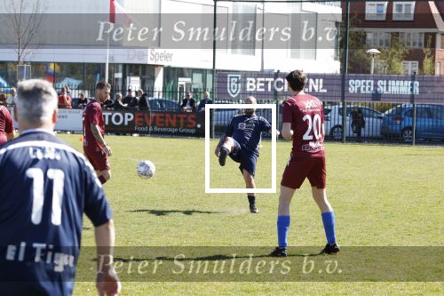 Utrecht 27 maart 2022
Bij voetbalclub DHSC in Utrecht wordt een dag georganiseerd waar geld opgehaald wordt voor Ukraine. Wesley Sneijder Mart Hoogkamer Evgeniy Levchenko Djarno Hofland Juvat Westendorp Koen Weijland Noa Zeeuw Glenn Helder ea spelen oa mee.