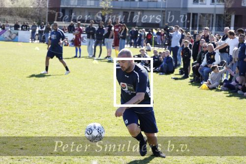 Utrecht 27 maart 2022
Bij voetbalclub DHSC in Utrecht wordt een dag georganiseerd waar geld opgehaald wordt voor Ukraine. Wesley Sneijder Mart Hoogkamer Evgeniy Levchenko Djarno Hofland Juvat Westendorp Koen Weijland Noa Zeeuw Glenn Helder ea spelen oa mee.