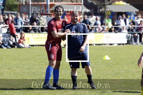 Utrecht 27 maart 2022
Bij voetbalclub DHSC in Utrecht wordt een dag georganiseerd waar geld opgehaald wordt voor Ukraine. Wesley Sneijder Mart Hoogkamer Evgeniy Levchenko Djarno Hofland Juvat Westendorp Koen Weijland Noa Zeeuw Glenn Helder ea spelen oa mee.