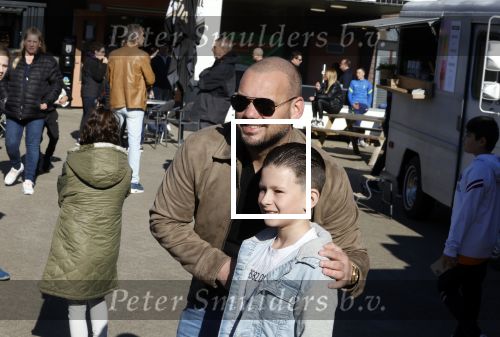 Utrecht 27 maart 2022
Bij voetbalclub DHSC in Utrecht wordt een dag georganiseerd waar geld opgehaald wordt voor Ukraine. Wesley Sneijder Mart Hoogkamer Evgeniy Levchenko Djarno Hofland Juvat Westendorp Koen Weijland Noa Zeeuw Glenn Helder ea spelen oa mee.
