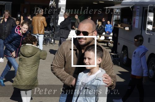 Utrecht 27 maart 2022
Bij voetbalclub DHSC in Utrecht wordt een dag georganiseerd waar geld opgehaald wordt voor Ukraine. Wesley Sneijder Mart Hoogkamer Evgeniy Levchenko Djarno Hofland Juvat Westendorp Koen Weijland Noa Zeeuw Glenn Helder ea spelen oa mee.