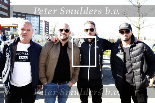 Utrecht 27 maart 2022
Bij voetbalclub DHSC in Utrecht wordt een dag georganiseerd waar geld opgehaald wordt voor Ukraine. Wesley Sneijder Mart Hoogkamer Evgeniy Levchenko Djarno Hofland Juvat Westendorp Koen Weijland Noa Zeeuw Glenn Helder ea spelen oa mee.