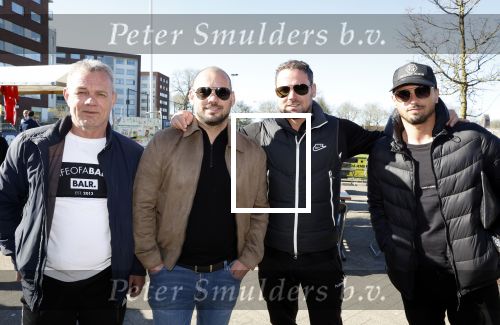Utrecht 27 maart 2022
Bij voetbalclub DHSC in Utrecht wordt een dag georganiseerd waar geld opgehaald wordt voor Ukraine. Wesley Sneijder Mart Hoogkamer Evgeniy Levchenko Djarno Hofland Juvat Westendorp Koen Weijland Noa Zeeuw Glenn Helder ea spelen oa mee.