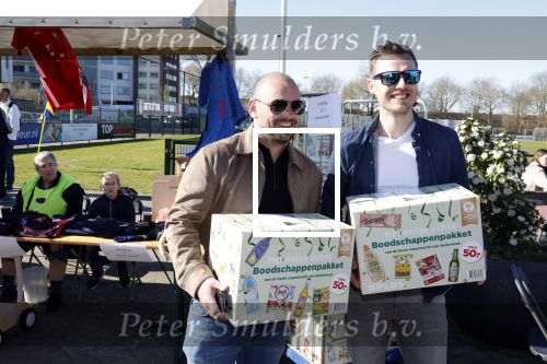 Utrecht 27 maart 2022
Bij voetbalclub DHSC in Utrecht wordt een dag georganiseerd waar geld opgehaald wordt voor Ukraine. Wesley Sneijder Mart Hoogkamer Evgeniy Levchenko Djarno Hofland Juvat Westendorp Koen Weijland Noa Zeeuw Glenn Helder ea spelen oa mee.