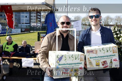 Utrecht 27 maart 2022
Bij voetbalclub DHSC in Utrecht wordt een dag georganiseerd waar geld opgehaald wordt voor Ukraine. Wesley Sneijder Mart Hoogkamer Evgeniy Levchenko Djarno Hofland Juvat Westendorp Koen Weijland Noa Zeeuw Glenn Helder ea spelen oa mee.