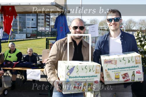 Utrecht 27 maart 2022
Bij voetbalclub DHSC in Utrecht wordt een dag georganiseerd waar geld opgehaald wordt voor Ukraine. Wesley Sneijder Mart Hoogkamer Evgeniy Levchenko Djarno Hofland Juvat Westendorp Koen Weijland Noa Zeeuw Glenn Helder ea spelen oa mee.