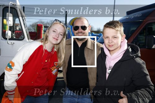 Utrecht 27 maart 2022
Bij voetbalclub DHSC in Utrecht wordt een dag georganiseerd waar geld opgehaald wordt voor Ukraine. Wesley Sneijder Mart Hoogkamer Evgeniy Levchenko Djarno Hofland Juvat Westendorp Koen Weijland Noa Zeeuw Glenn Helder ea spelen oa mee.